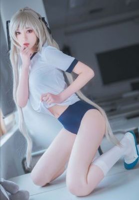 美女不穿内裤